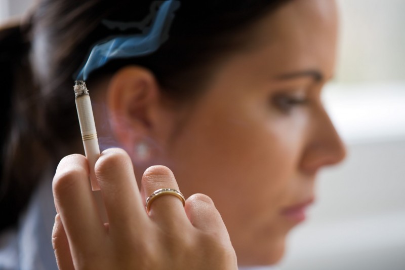 Το παθητικό κάπνισμα αυξάνει τον κίνδυνο υπογονιμότητας και πρώιμης εμμηνόπαυση